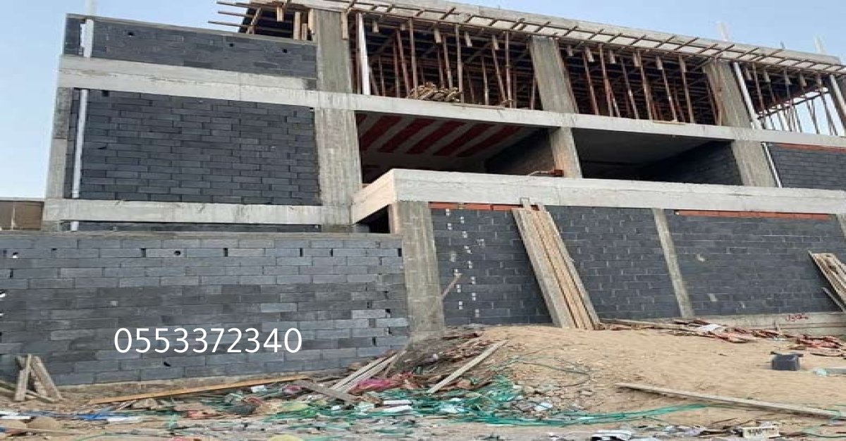 فريق عمل هندسي أثناء تنفيذ مشروع معماري بجدة