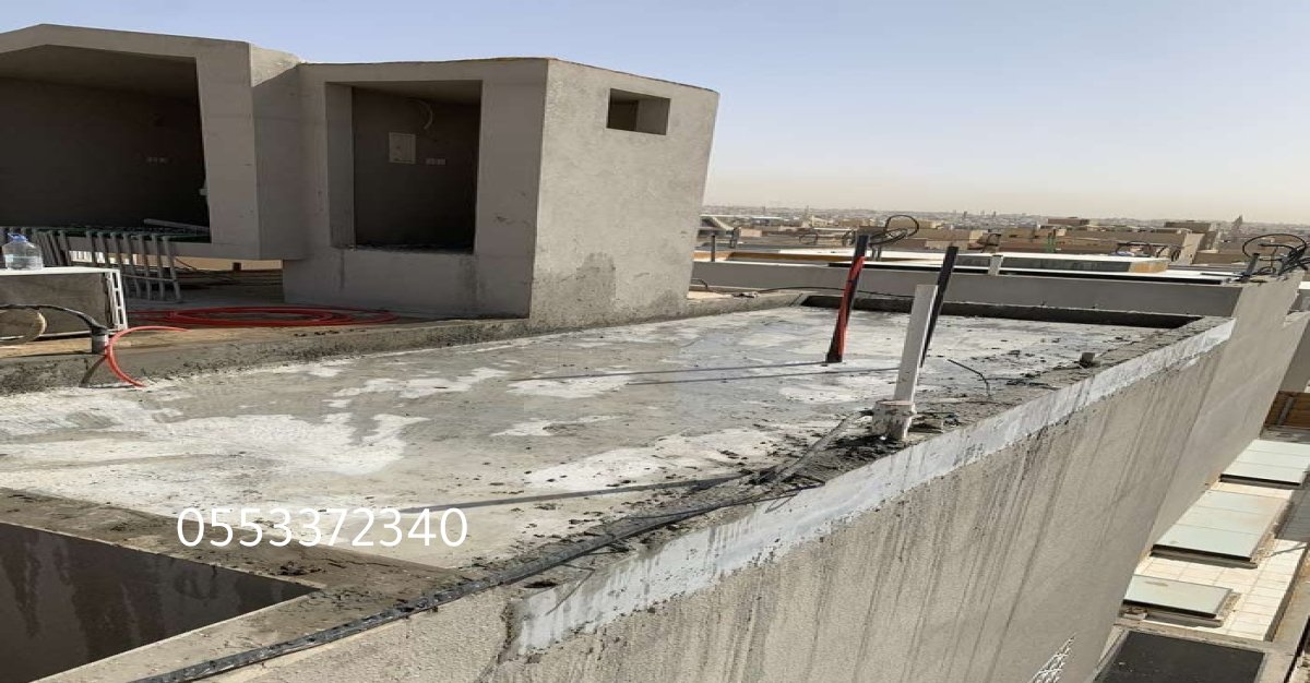 مقاول معماري يقدم استشارة لعميل في مشروع بأبحر الشمالية