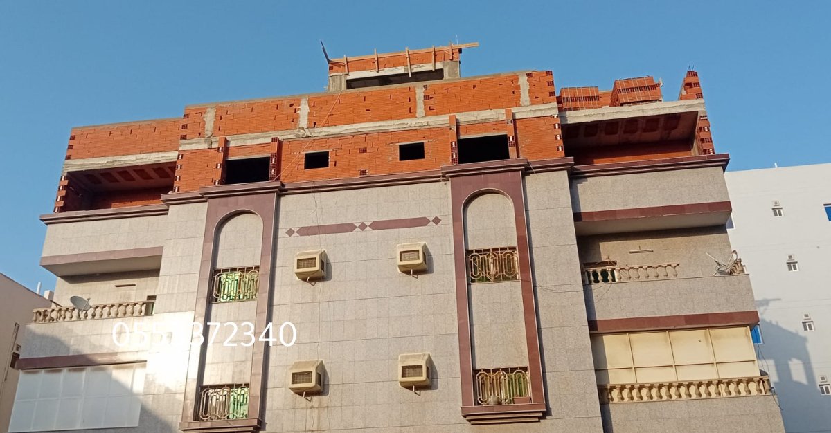 مواد بناء عالية الجودة مرتبة في موقع المشروع استعدادًا للاستخدام.
